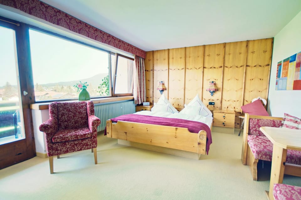 Bed, Photo of the whole room, Seating area, Bedroom