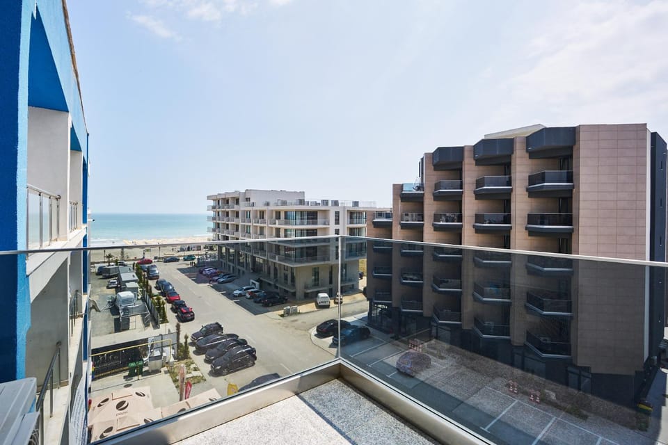 Sea view, Street view