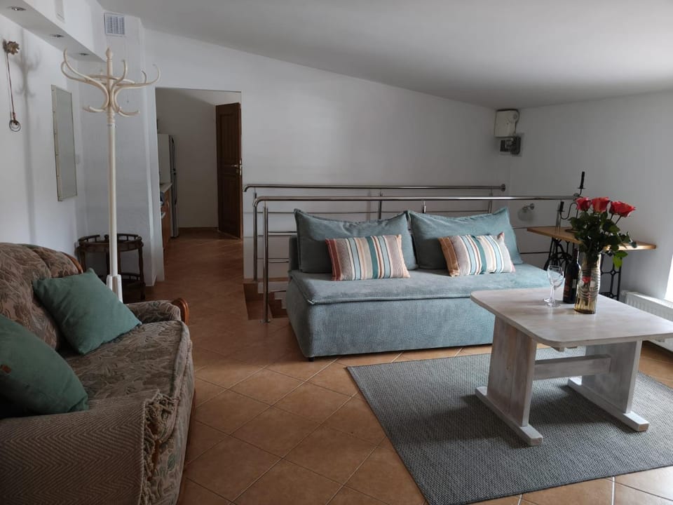 Photo of the whole room, Seating area