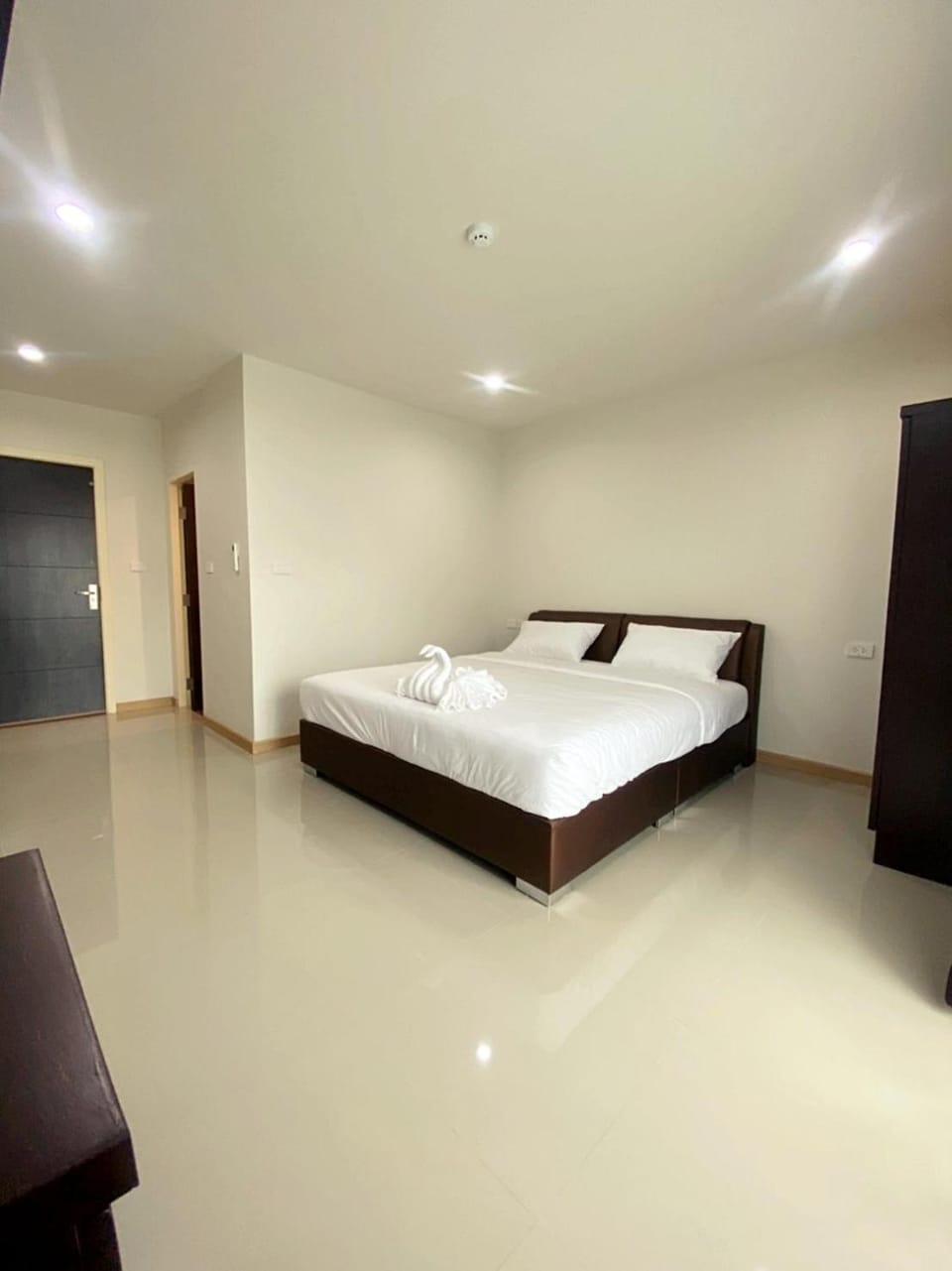 Shower, Toilet, Nearby landmark, Staff, Staff, Restaurant/places to eat, Bed, People, People, Neighbourhood, Activities, Garden, Bathroom, TV and multimedia, Coffee/tea facilities, View (from property/room), Balcony/Terrace, Fitness centre/facilities, Food and drinks, Other, Other, Photo of the whole room, Decorative detail, Dining area, Bedroom, Food, City view, Garden view, Landmark view, Street view, Area and facilities, Area and facilities, Supermarket/grocery shop, Shopping Area, Swimming pool, Sports, Non alcoholic drinks, Family, Family, Quiet street view, Inner courtyard view