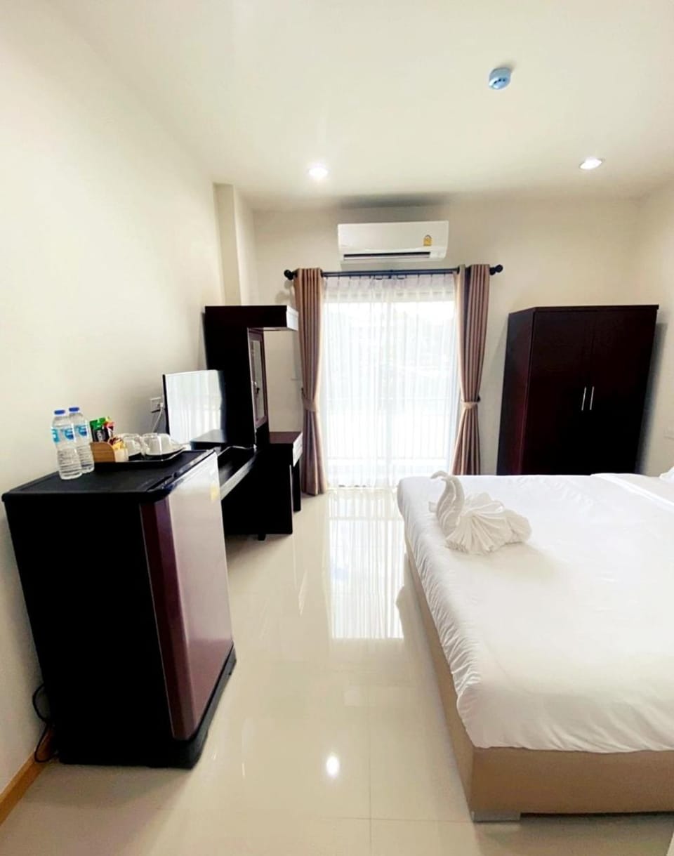 Property building, Nearby landmark, Staff, Restaurant/places to eat, Facade/entrance, Bed, People, Activities, Bird's eye view, Garden, Karaoke, TV and multimedia, View (from property/room), Fitness centre/facilities, Food and drinks, Other, Photo of the whole room, Decorative detail, Evening entertainment, Food, City view, Garden view, Landmark view, Street view, Area and facilities, Area and facilities, Supermarket/grocery shop, Shopping Area, Sports, Entertainment, Non alcoholic drinks, Family