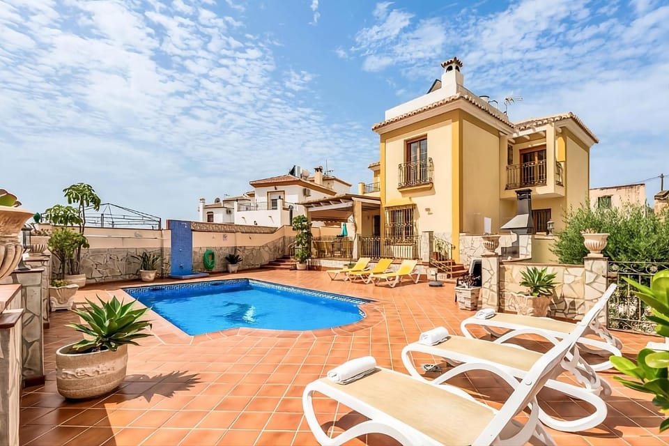 Property building, Patio, Day, Pool view, Swimming pool, sunbed
