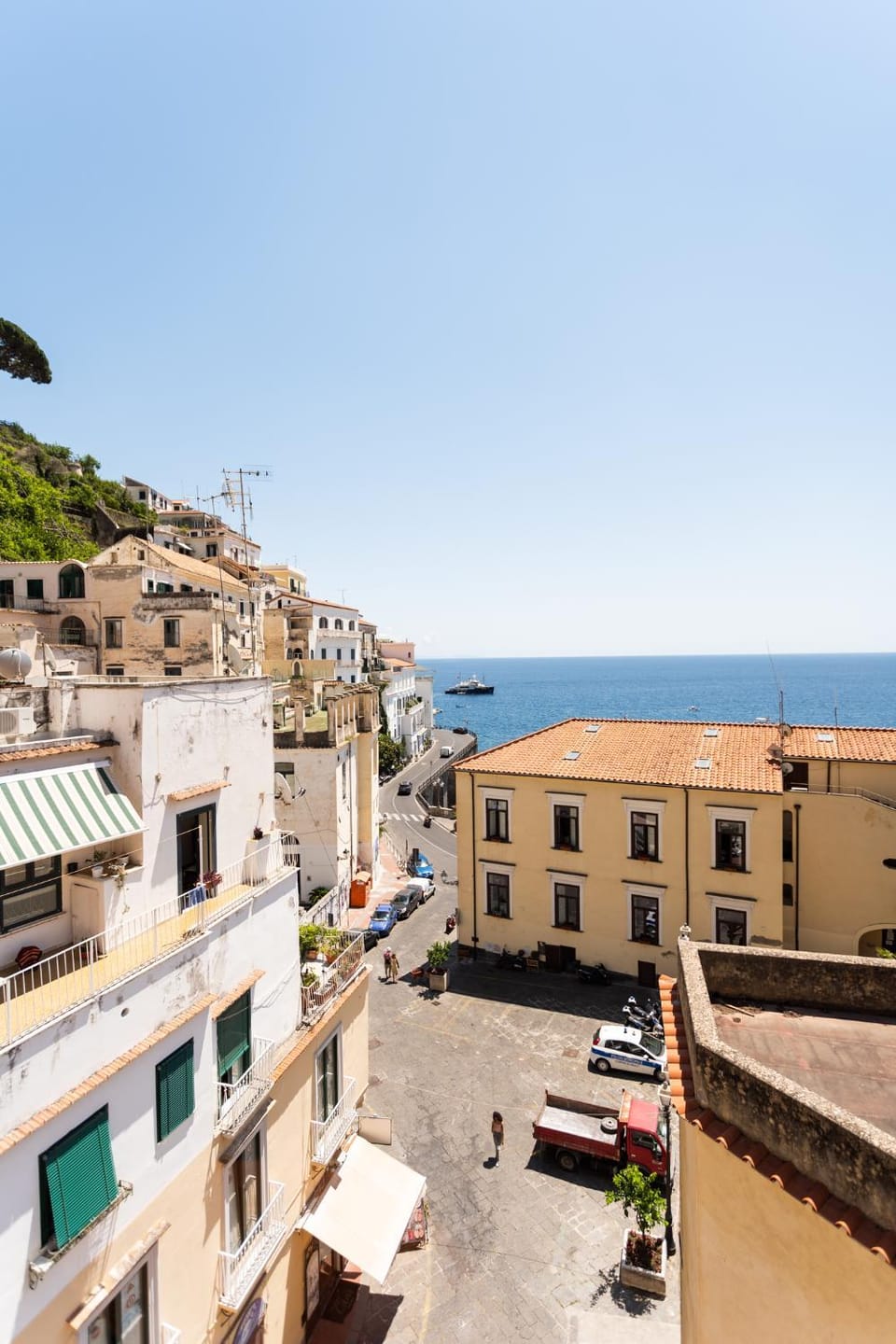 Property building, Day, Neighbourhood, Natural landscape, Bird's eye view, City view, Sea view, Street view, Location