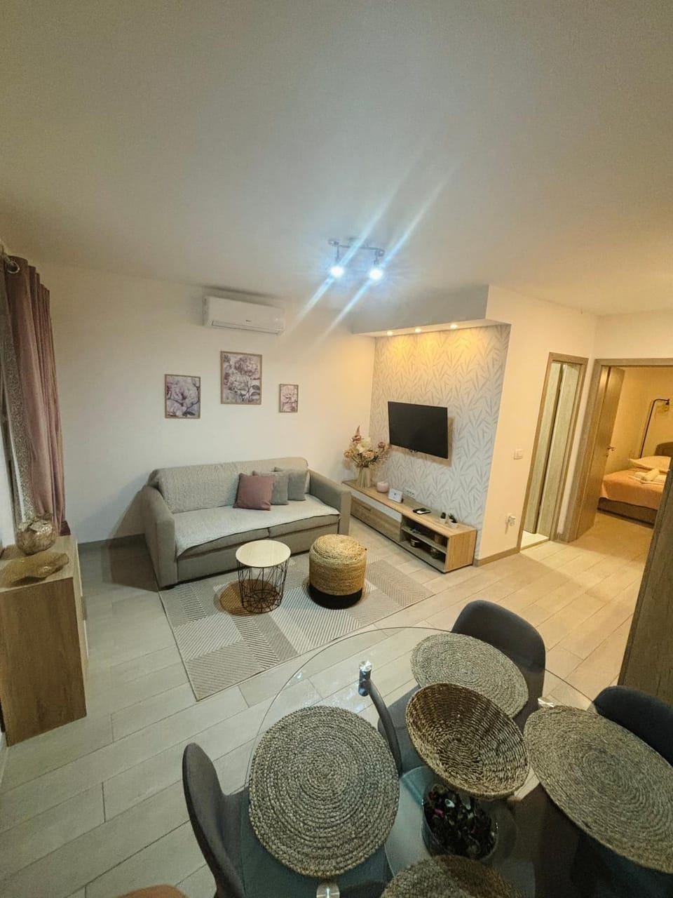 Communal lounge/ TV room, TV and multimedia, Living room, Seating area, Evening entertainment