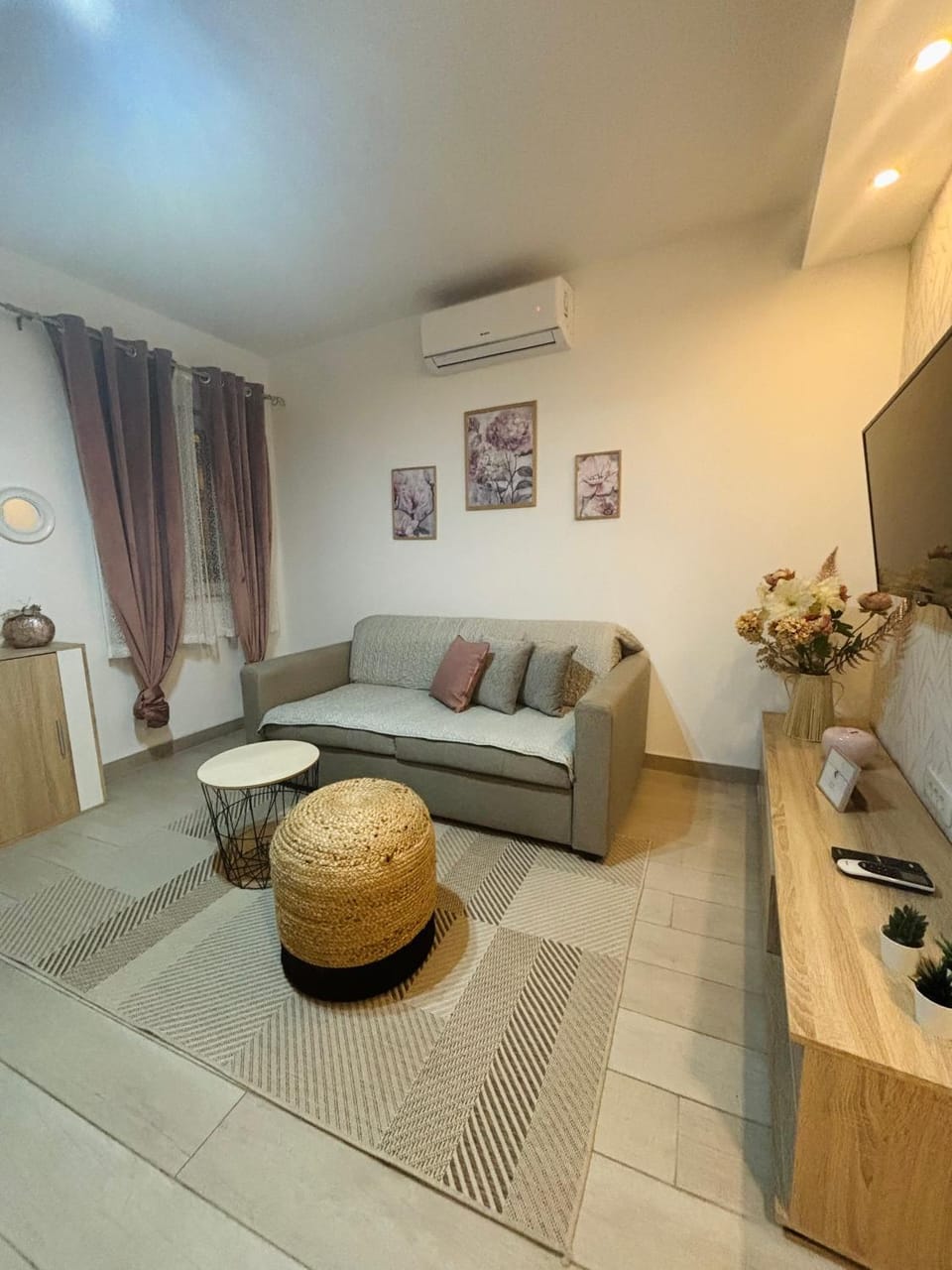 TV and multimedia, Living room, Seating area, air conditioner