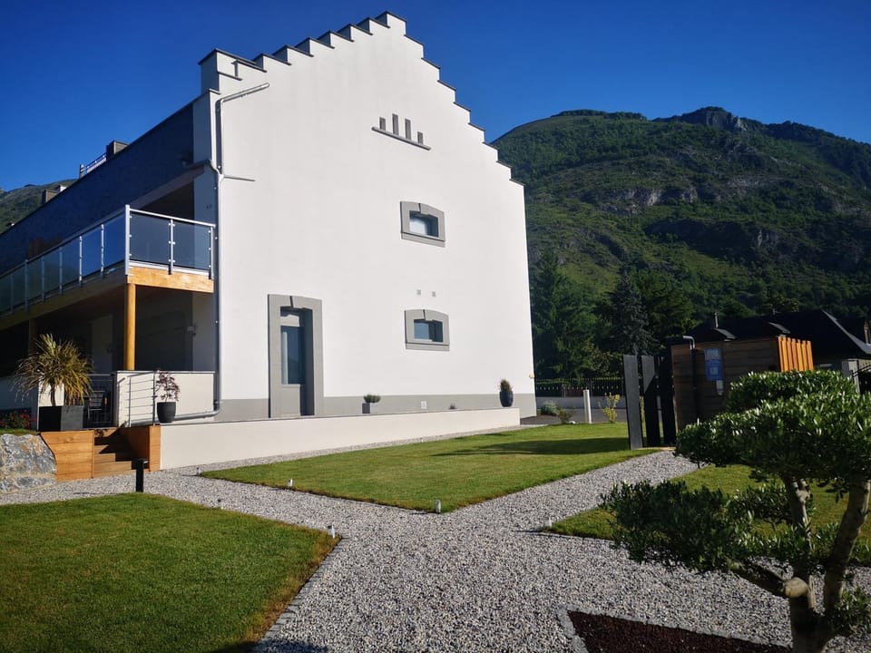 Property building, Facade/entrance, Garden, Mountain view, Mountain view