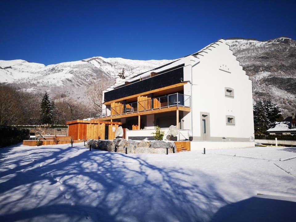 Property building, Winter, Hot Tub, Skiing, Mountain view, Seasons