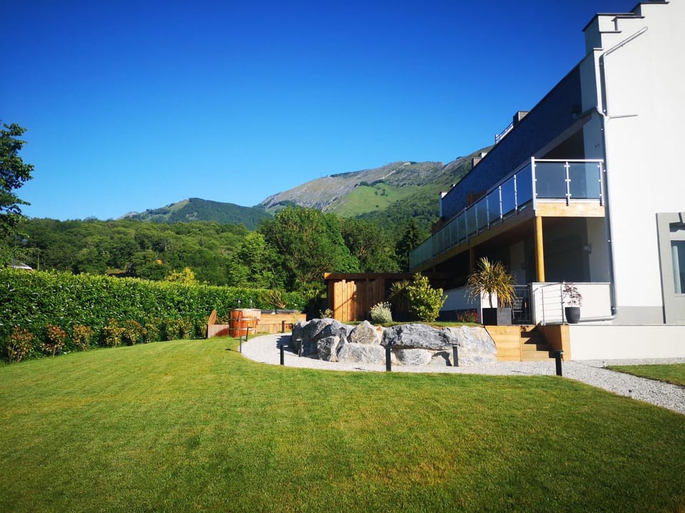 Property building, Natural landscape, Garden, Massage, Massage, Sauna, Living room, Spa and wellness centre/facilities, Spa and wellness centre/facilities, Spa and wellness centre/facilities, Fitness centre/facilities, Fitness centre/facilities, Mountain view, Mountain view, Swimming pool, Seasons, Location