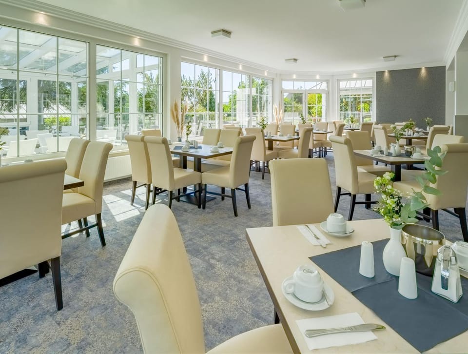 Restaurant/places to eat, Seating area