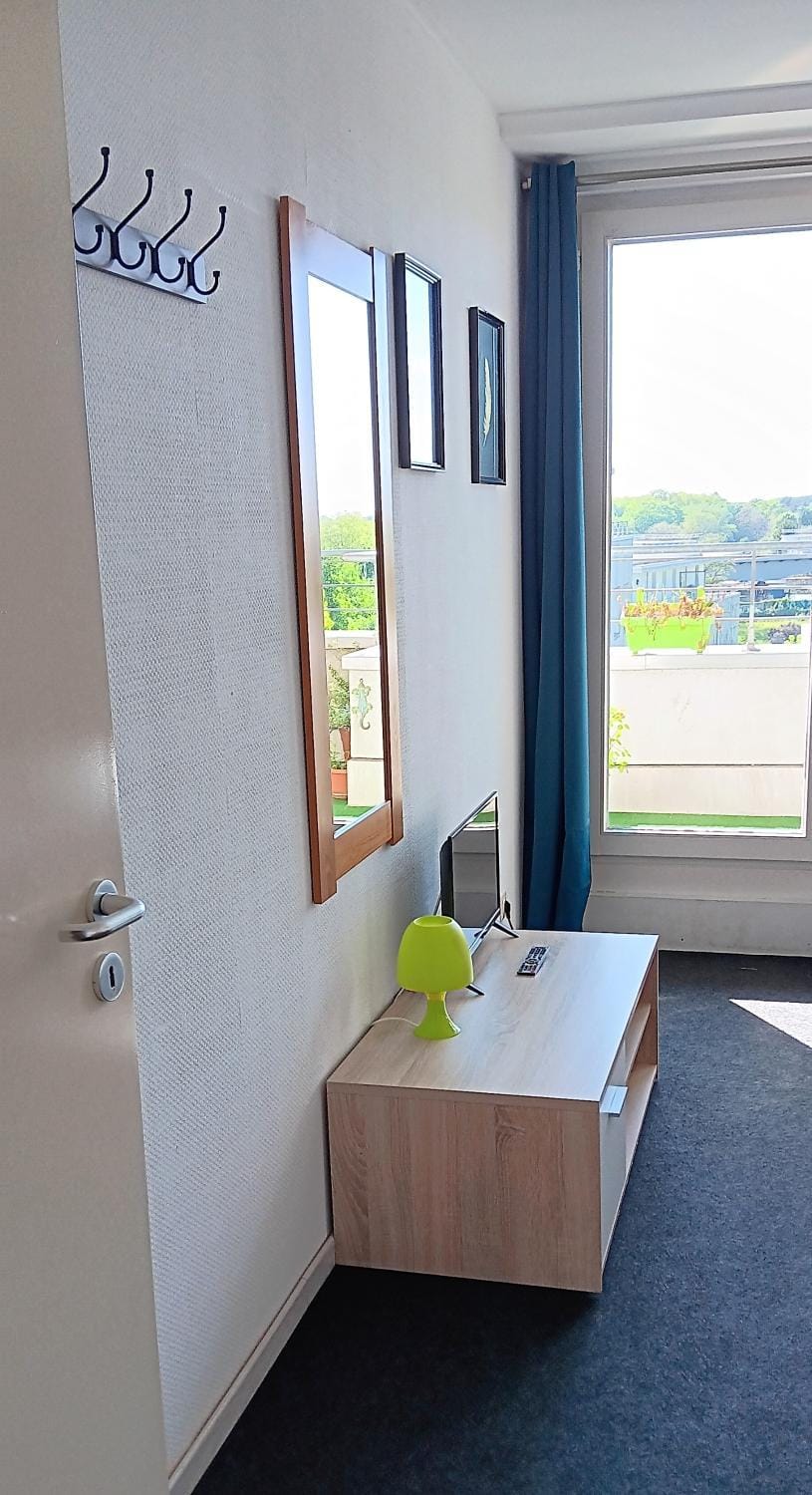 Bed, Natural landscape, TV and multimedia, Photo of the whole room, Bedroom, towels