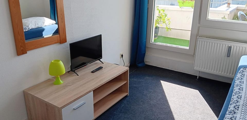 Bed, TV and multimedia, Photo of the whole room, Bedroom, internet