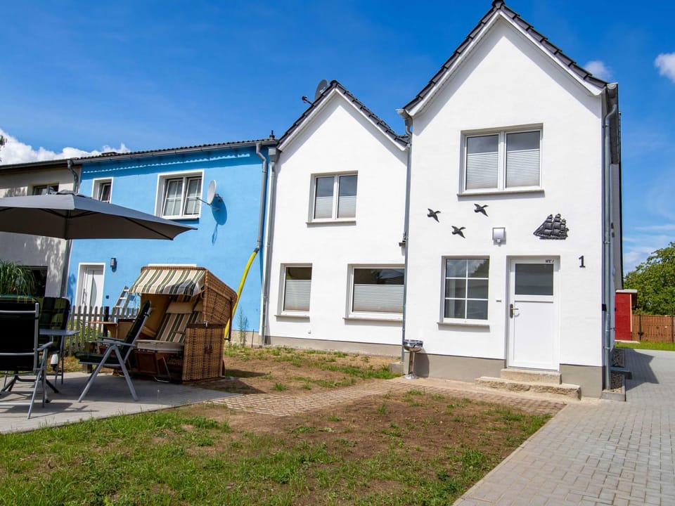 Facade/entrance, BBQ facilities, Fishing, Balcony/Terrace, Beach, Hiking, Cycling