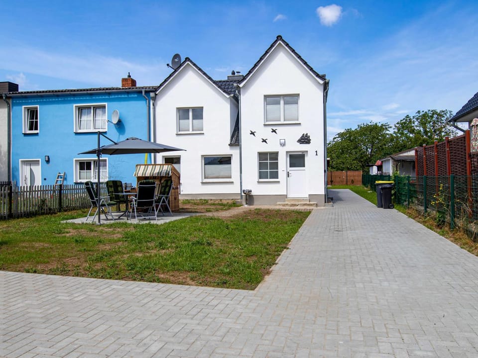 Facade/entrance, BBQ facilities, Fishing, Balcony/Terrace, Beach, Hiking, Cycling