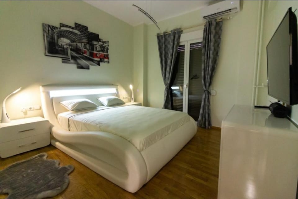 Bed, TV and multimedia, Photo of the whole room, Bedroom
