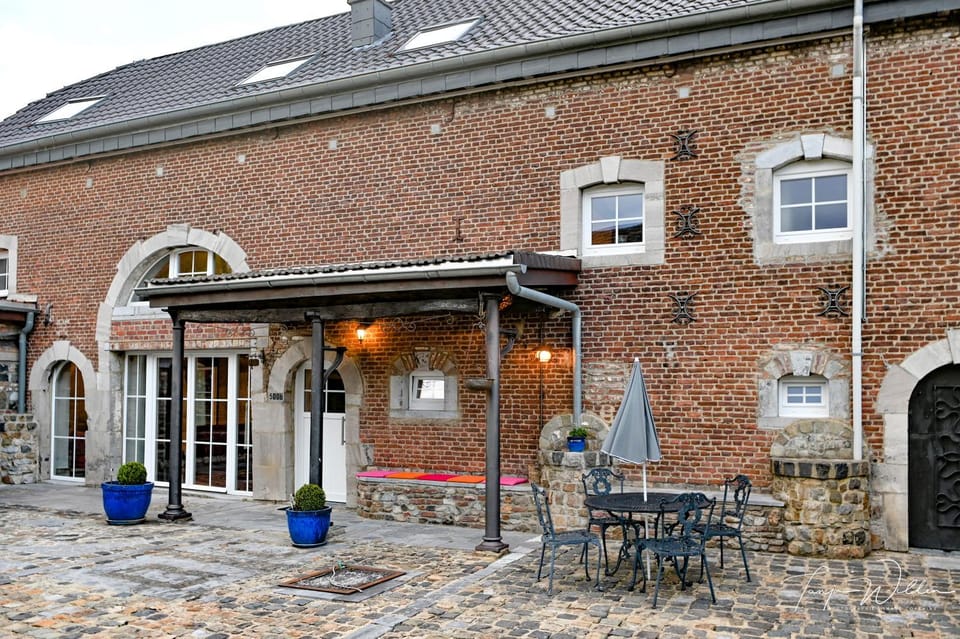 Property building, Patio, Facade/entrance