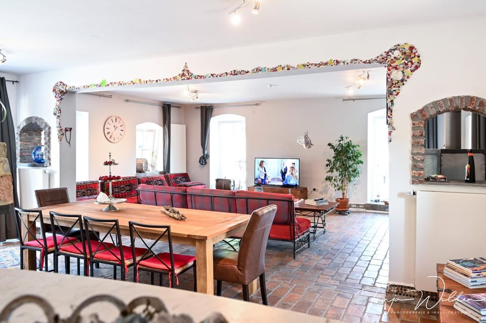 TV and multimedia, Living room, Seating area, Dining area