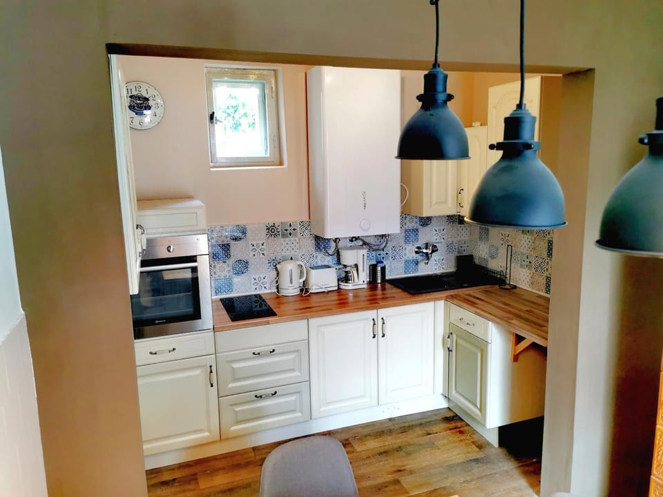 Kitchen or kitchenette, pet friendly, stove