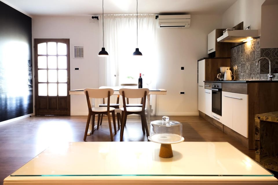 Kitchen or kitchenette, Living room, Seating area, Dining area