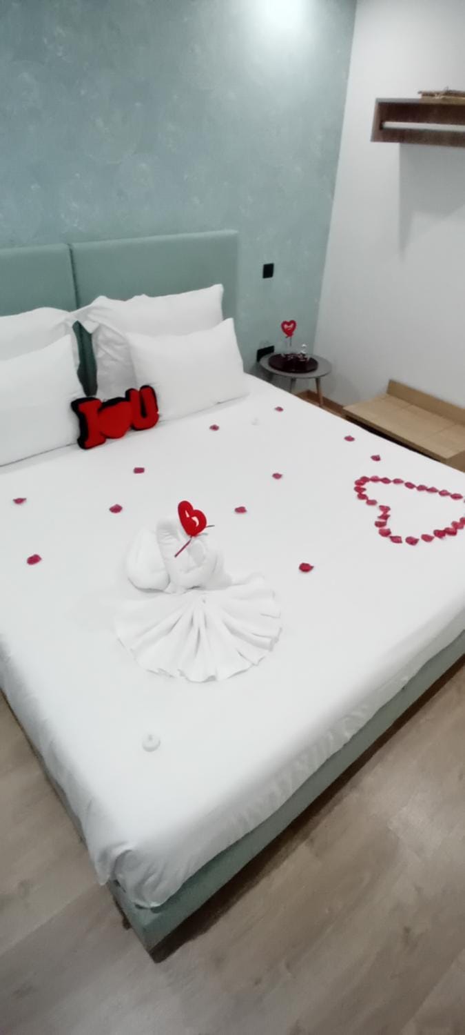 Bed, Photo of the whole room, Decorative detail, Decorative detail, Bedroom