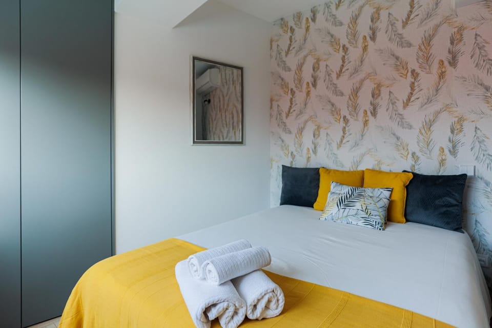 Bed, Photo of the whole room, Bedroom, towels