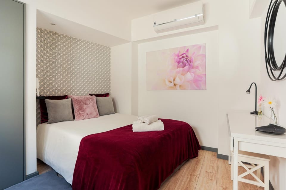 Bed, Photo of the whole room, Bedroom, towels, air conditioner