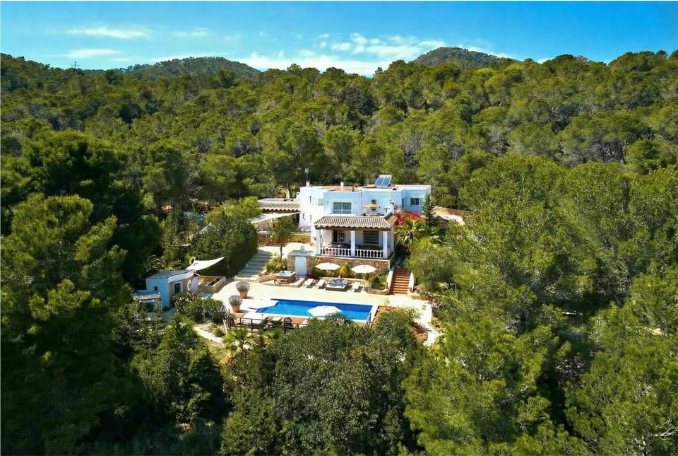 Property building, Day, Natural landscape, Bird's eye view, Garden view, Mountain view, Pool view, Swimming pool, sunbed
