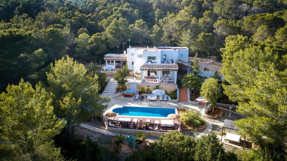 Property building, Natural landscape, Bird's eye view, Pool view, Swimming pool
