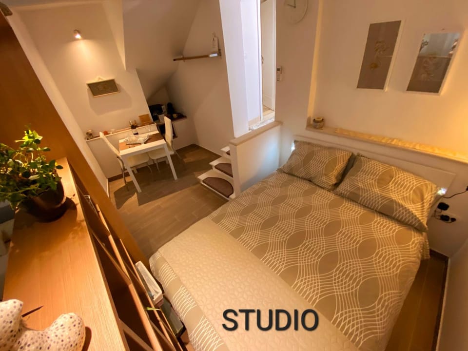 Bed, Dining area