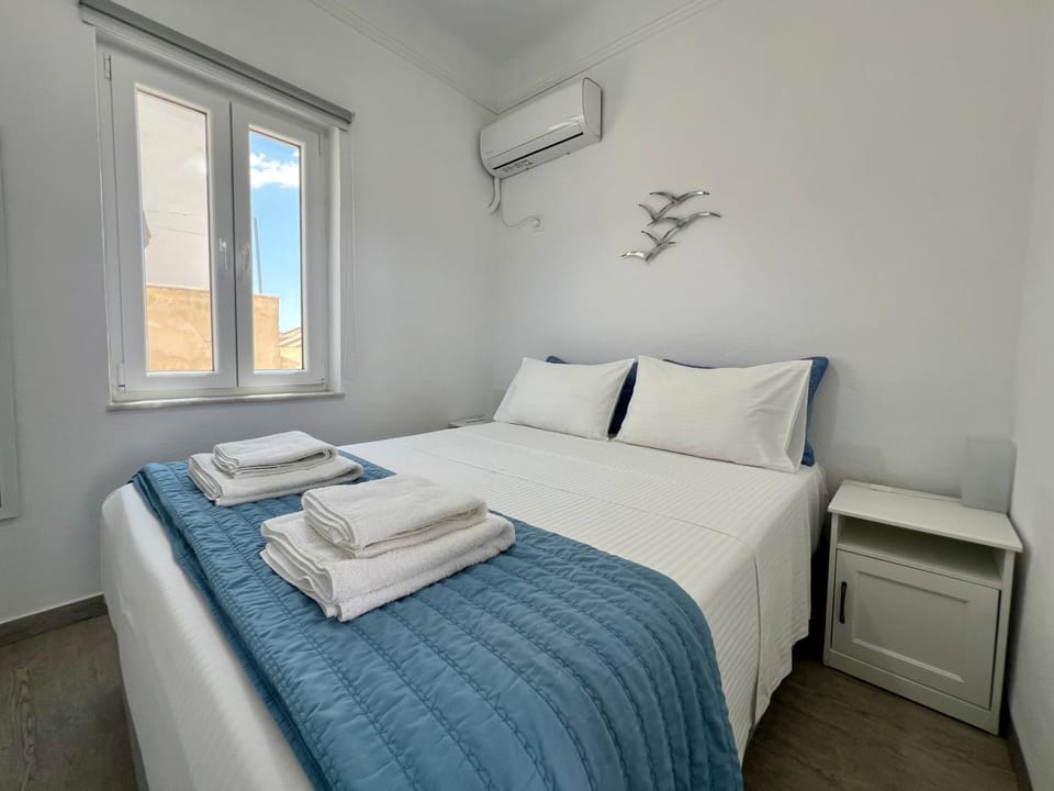 Bed, Photo of the whole room, Bedroom, towels, air conditioner