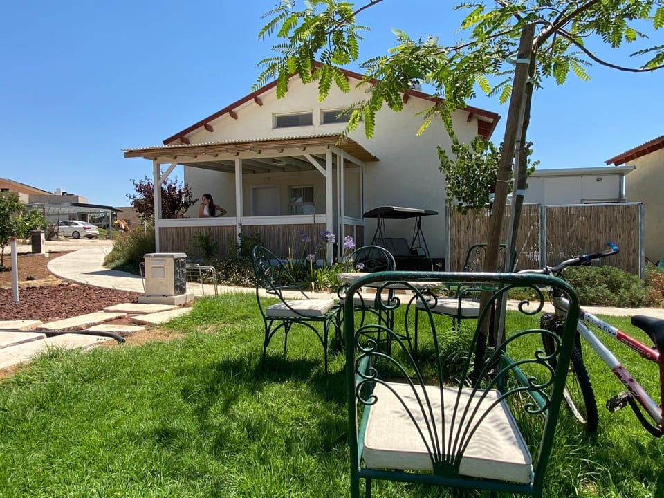 Property building, Day, Garden, Dining area, Garden view