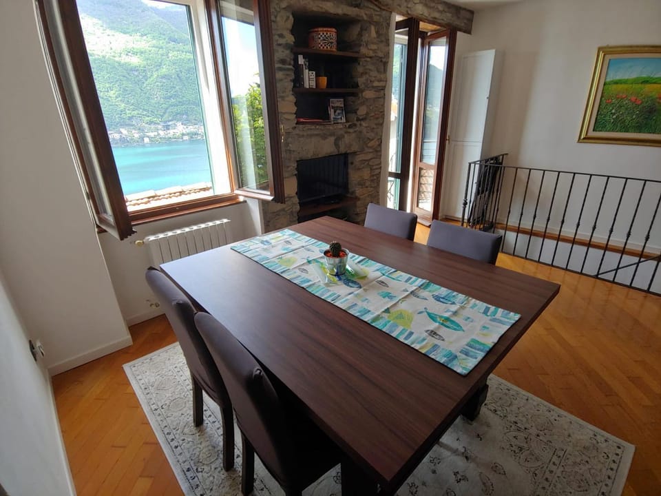 TV and multimedia, Living room, Seating area, Dining area