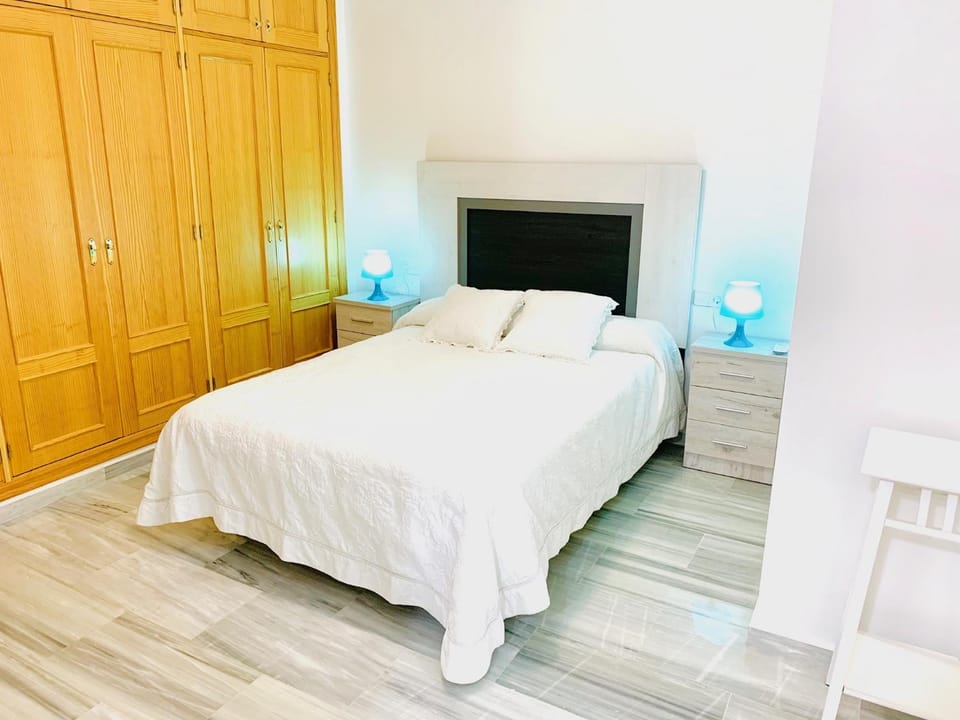 Photo of the whole room, Bedroom