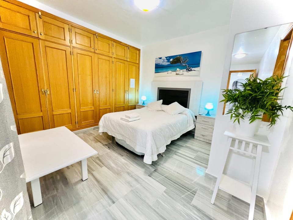 Photo of the whole room, Bedroom