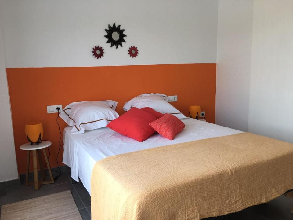 Bed, Photo of the whole room, Bedroom, On site