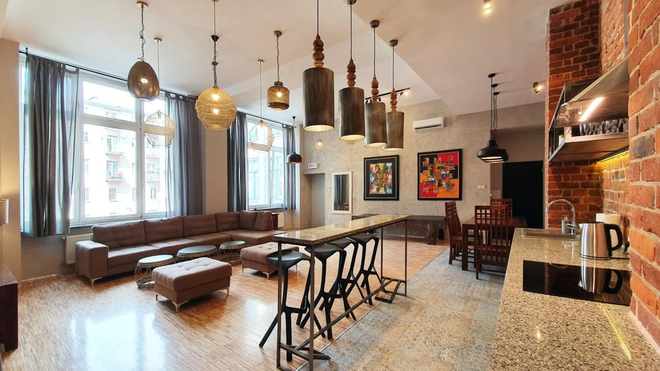 TV and multimedia, Kitchen or kitchenette, Living room, Seating area, Dining area