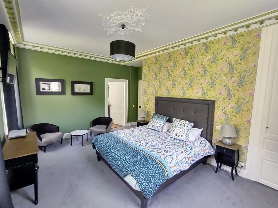 Bed, Photo of the whole room, Seating area, Bedroom