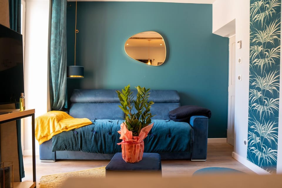 coeur de ville t2, terrasse, clim tt équipe, parking Apartment in Sanary-sur-Mer