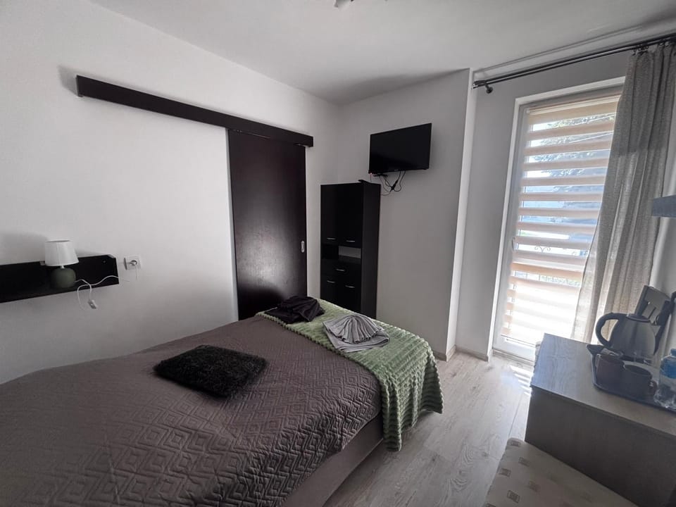 Bed, TV and multimedia, Photo of the whole room, Bedroom