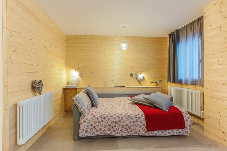 Bed, Living room, Photo of the whole room, Seating area, Bedroom