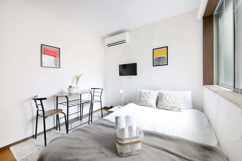 Bed, air conditioner