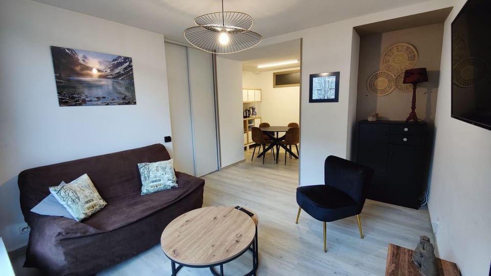 TV and multimedia, Living room, Seating area, Dining area