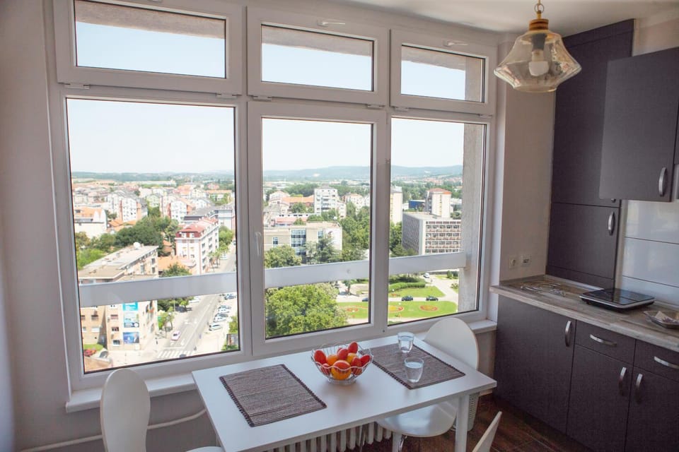 Kitchen or kitchenette, Dining area, City view