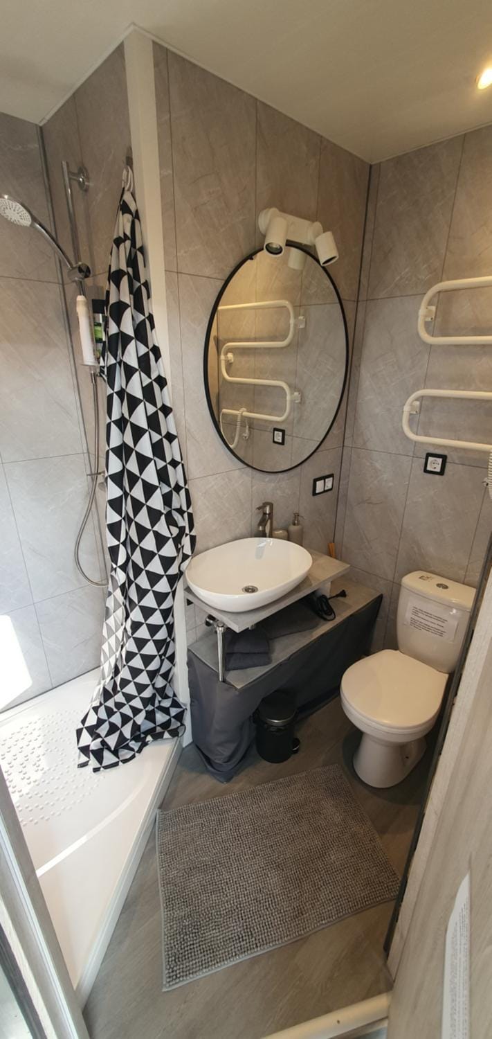 Shower, Toilet, Bathroom, towels