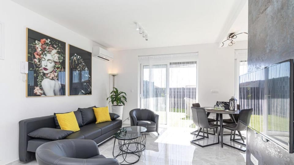 Hedonist-Luxury 2 bedroom apartment with private HOT TUB, garden and free parking Apartment in Trogir