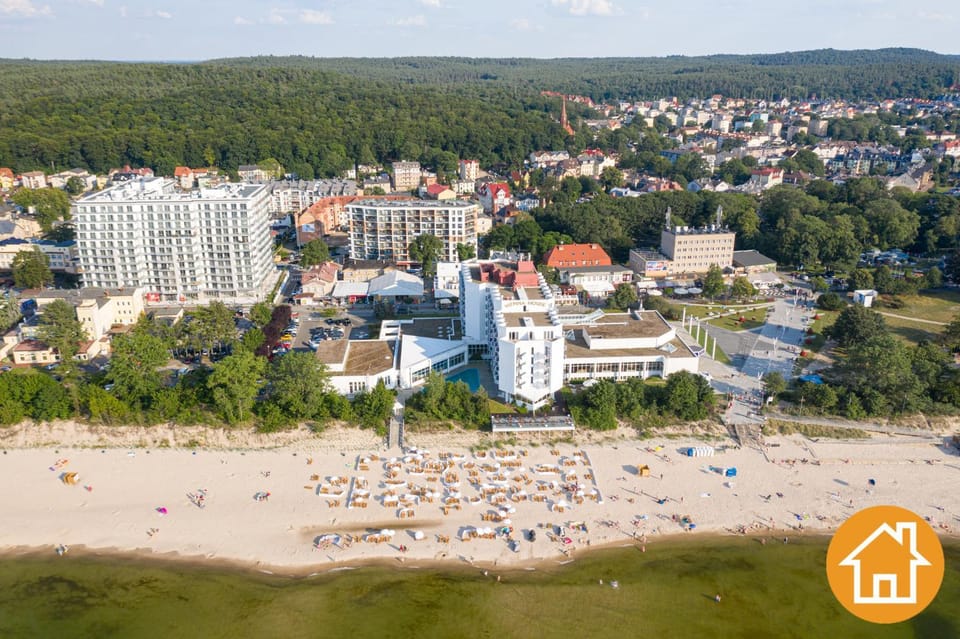 Property building, Nearby landmark, Neighbourhood, Natural landscape, Bird's eye view, Beach, City view, Sea view, Location