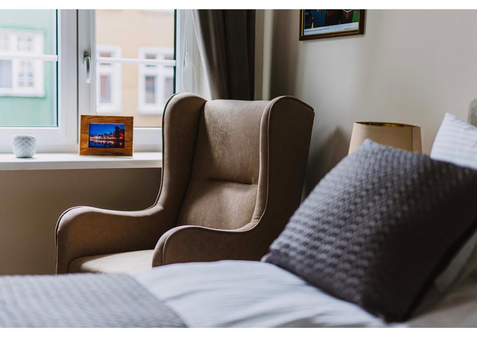 Bed, TV and multimedia, Photo of the whole room, Seating area, Bedroom