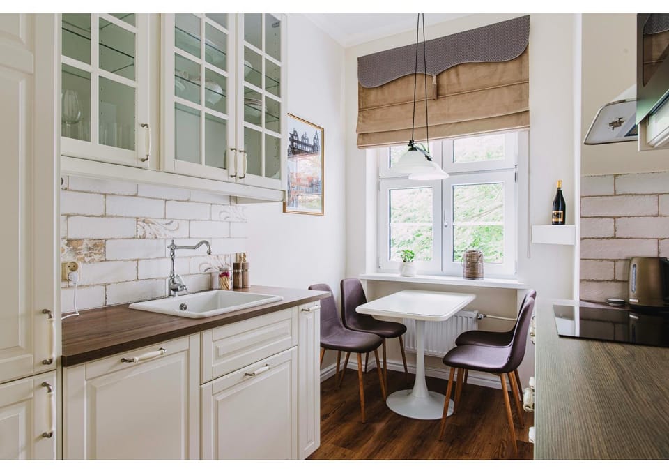 Kitchen or kitchenette, Dining area, dishwasher, minibar, stove
