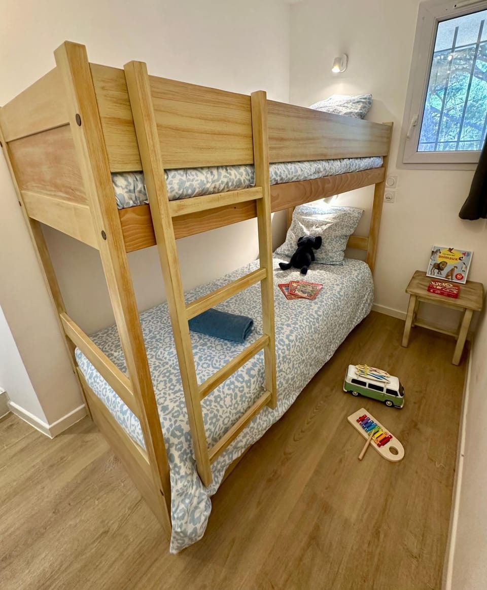 Bed, Photo of the whole room, Bedroom, bunk bed, towels