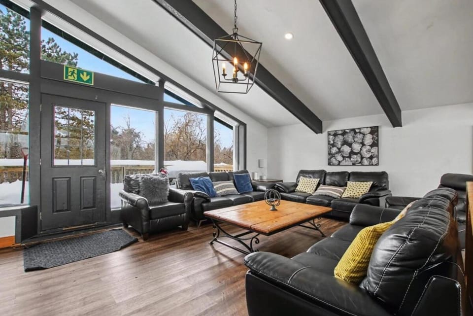 Mountain Trail-Smart TV-Self Check-In-Full Kitchen-Balcony-BBQ Chalet in Grey Highlands