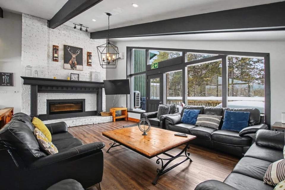Mountain Trail-Smart TV-Self Check-In-Full Kitchen-Balcony-BBQ Chalet in Grey Highlands